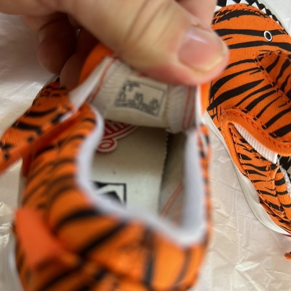 #40❤️ New with tags Vans V tiger shark slip on sneakers - Picture 9 of 10